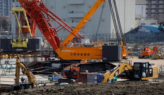 　资料图片：2018年3月，日本东京，一处工地上的重型机械。